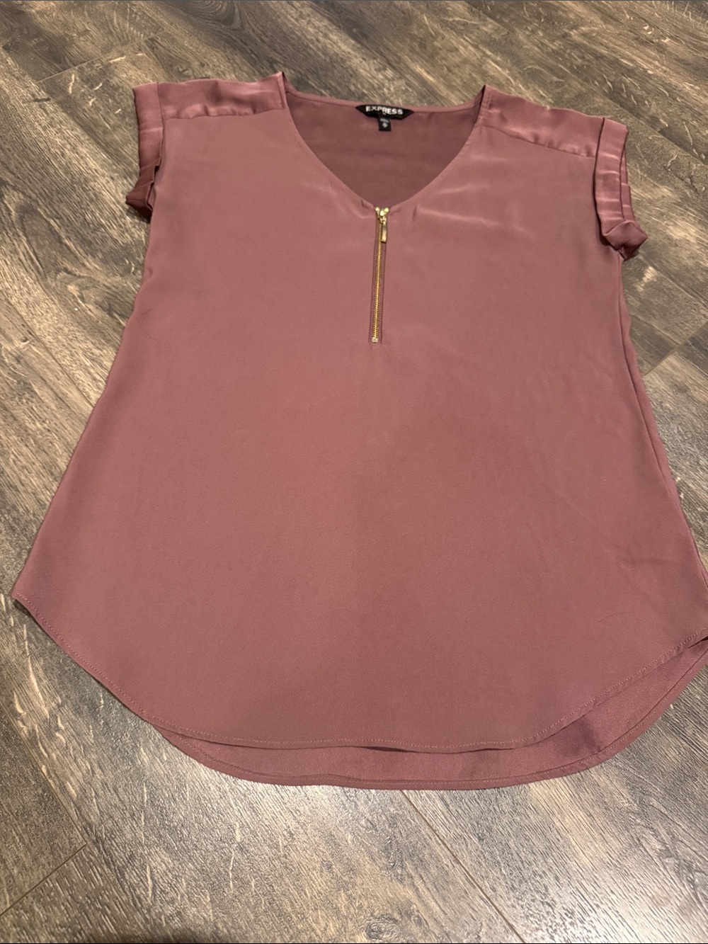 Express Mauve Short-Sleeve V-Neck Blouse with Gold Zip
